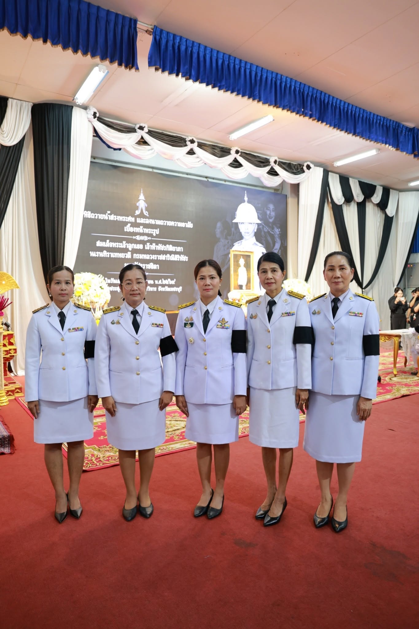 title - ปฏิรูปที่ดินจังหวัดเพชรบุรี พร้อมด้วย เจ้าหน้าที่ ส.ป.ก.เพชรบุรี ร่วมิธีถวายน้ำสรงพระศพเบื้องหน้า พระรูป สมเด็จพระเจ้าลูกเธอ เจ้าฟ้าพัชรกิติยาภา นเรนทิราเทพยวดี กรมหลวงราชสาริณีสิริพัชร มหาวัชรราชธิดา